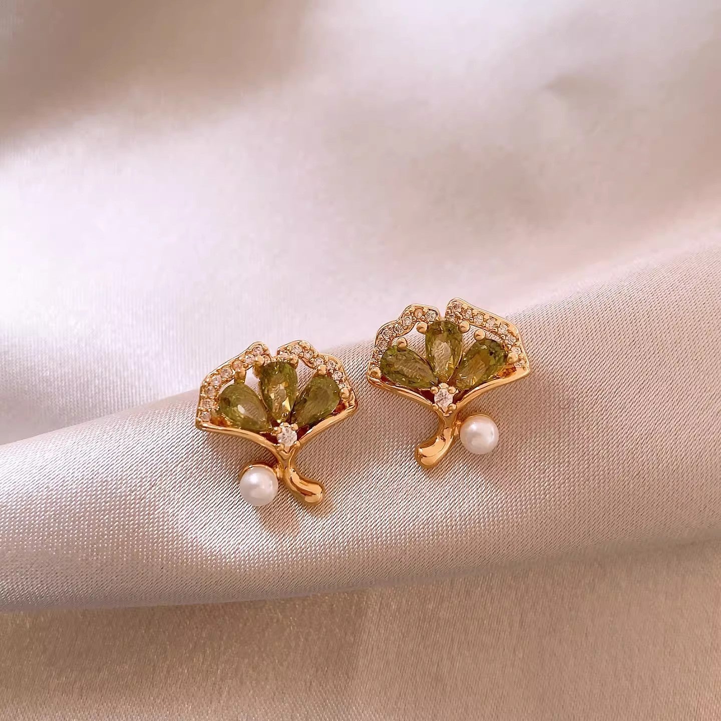 Women's Luxury Retro Fan-shaped Zircon High-grade Green Pearl Design Rings