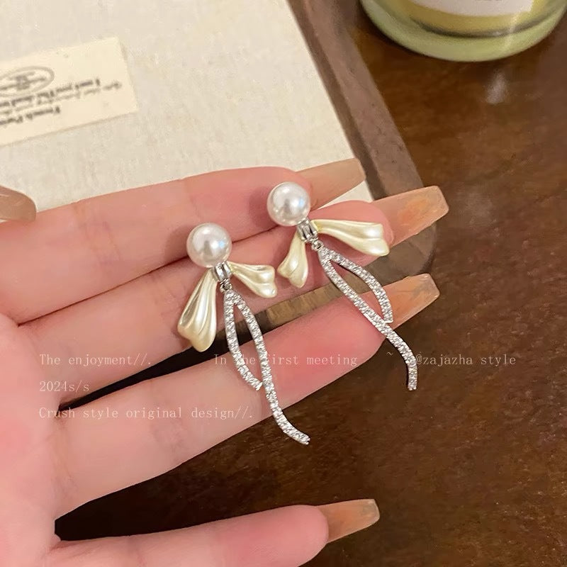 Charming Women's Bow Pearl Light Luxury Earrings