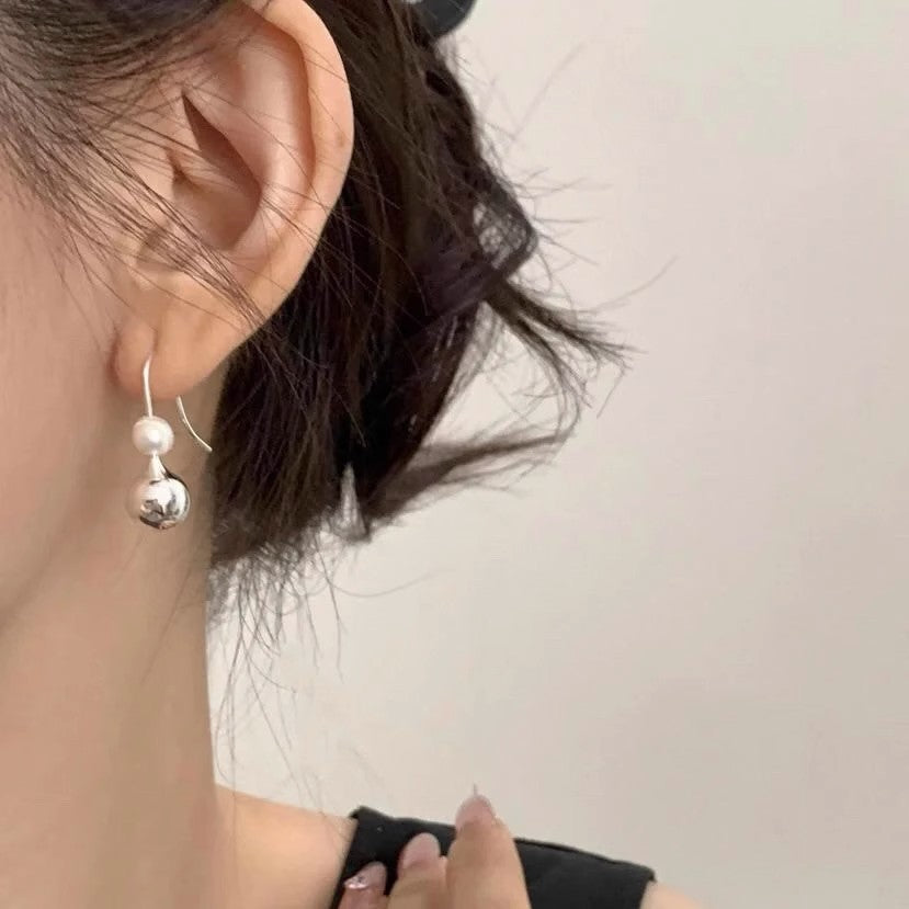 Women's Small Simple Hollow Pearl High-grade Refined Stud Earrings