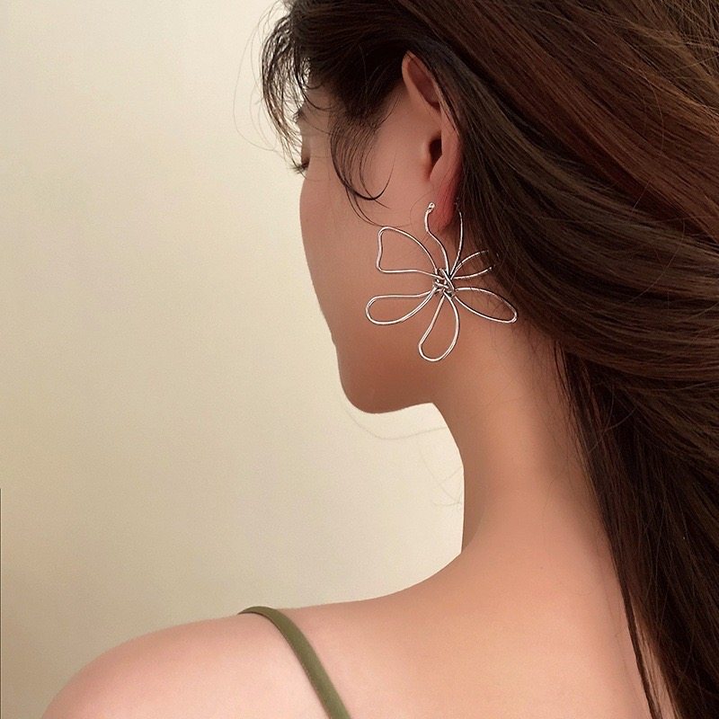 Retro Minimalist Metal Line Flower Fashion Minority Design Earrings