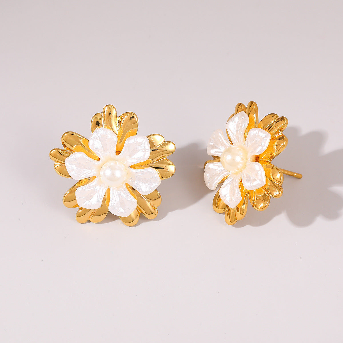 Lines Golden Light Luxury High Sense Pearl-studded Stud Earrings