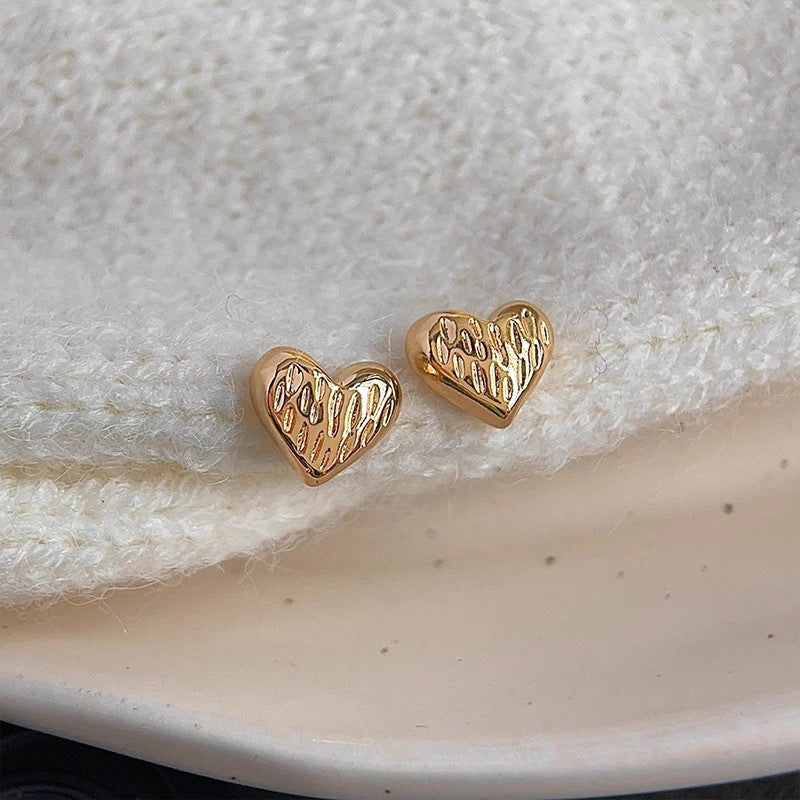 Heart-shaped Petite Simple Texture Three-dimensional Sweet Mini Ear Rings