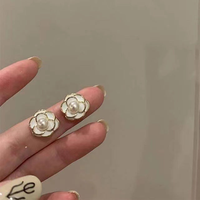 Women's Love Heart Fashionable Niche Design French Style Stud Earrings