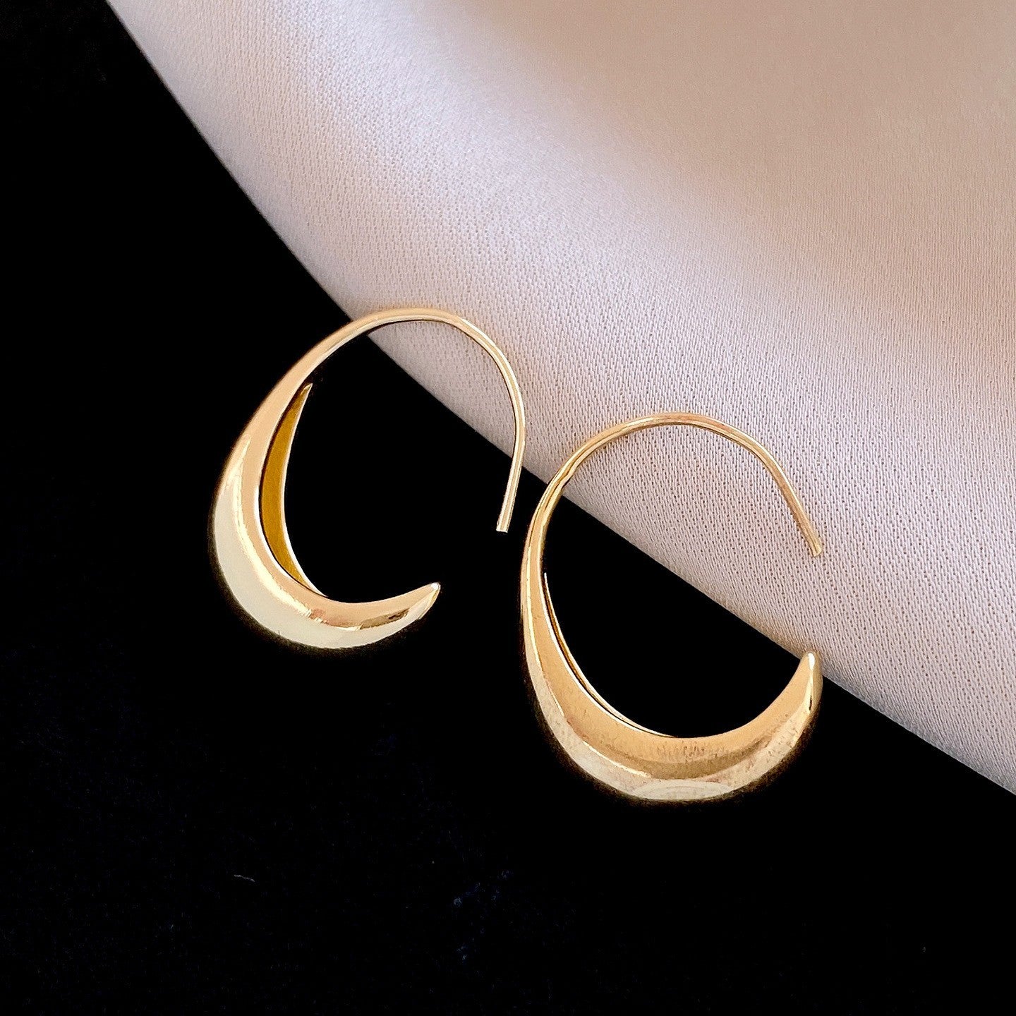Sier Needle Metallic Hollow Flower Fishtail Pearl High-key Dignified Earrings