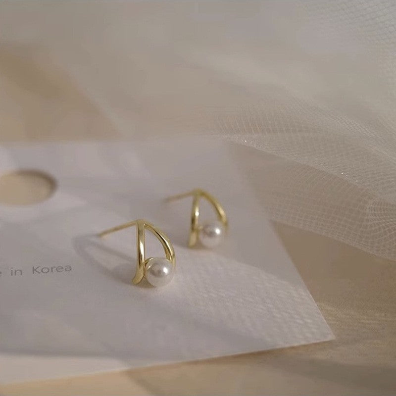 Women's Small Simple Hollow Pearl High-grade Refined Stud Earrings