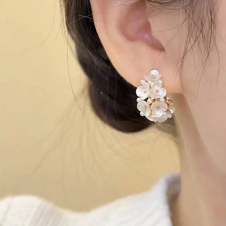Women's Vintage Shell Flower Pearl For Light Luxury Minority Stud Earrings