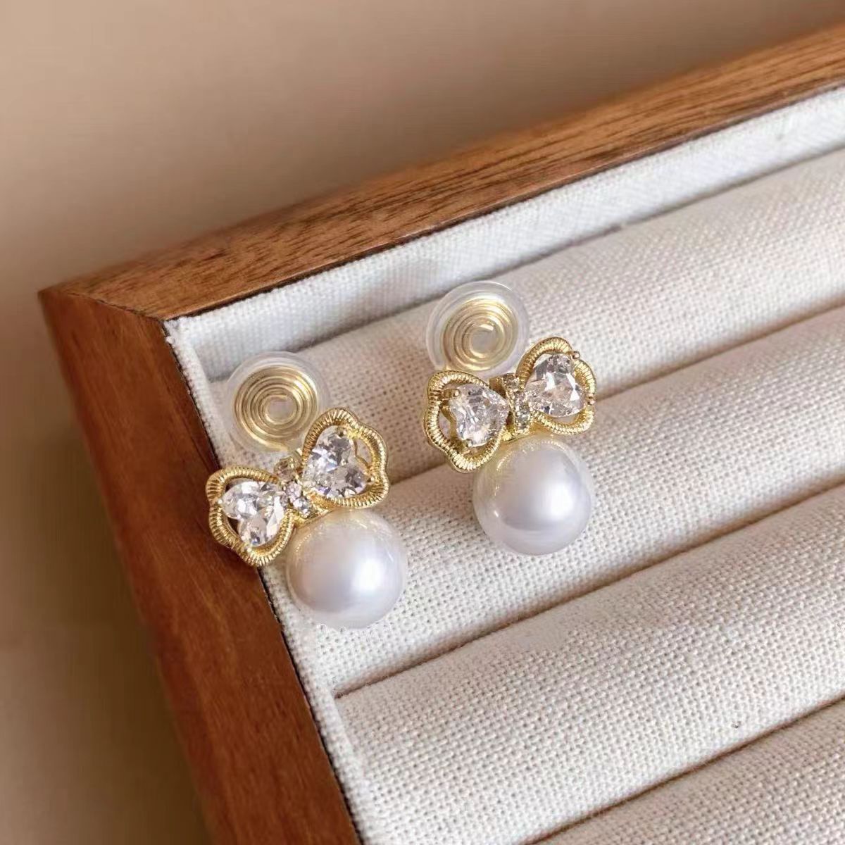 Women's Heart-shaped Zircon Pearl Ear Clip Bow High-grade Stud Earrings