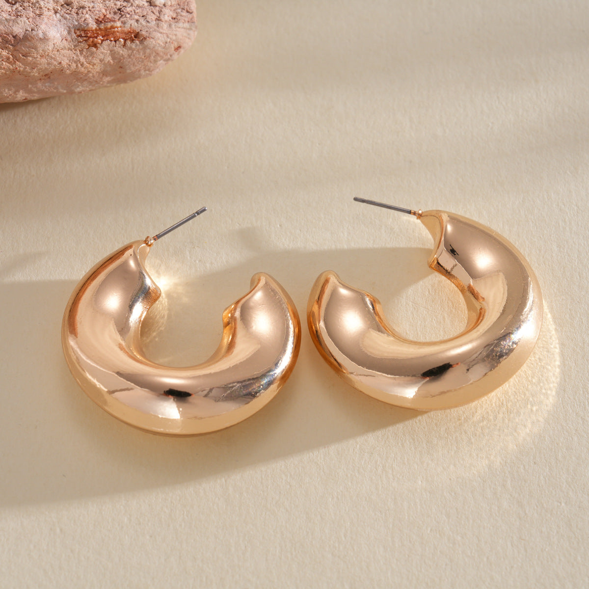 Geometric Cut Heart-shaped Oval Irregular Design Versatile Light Stud Earrings