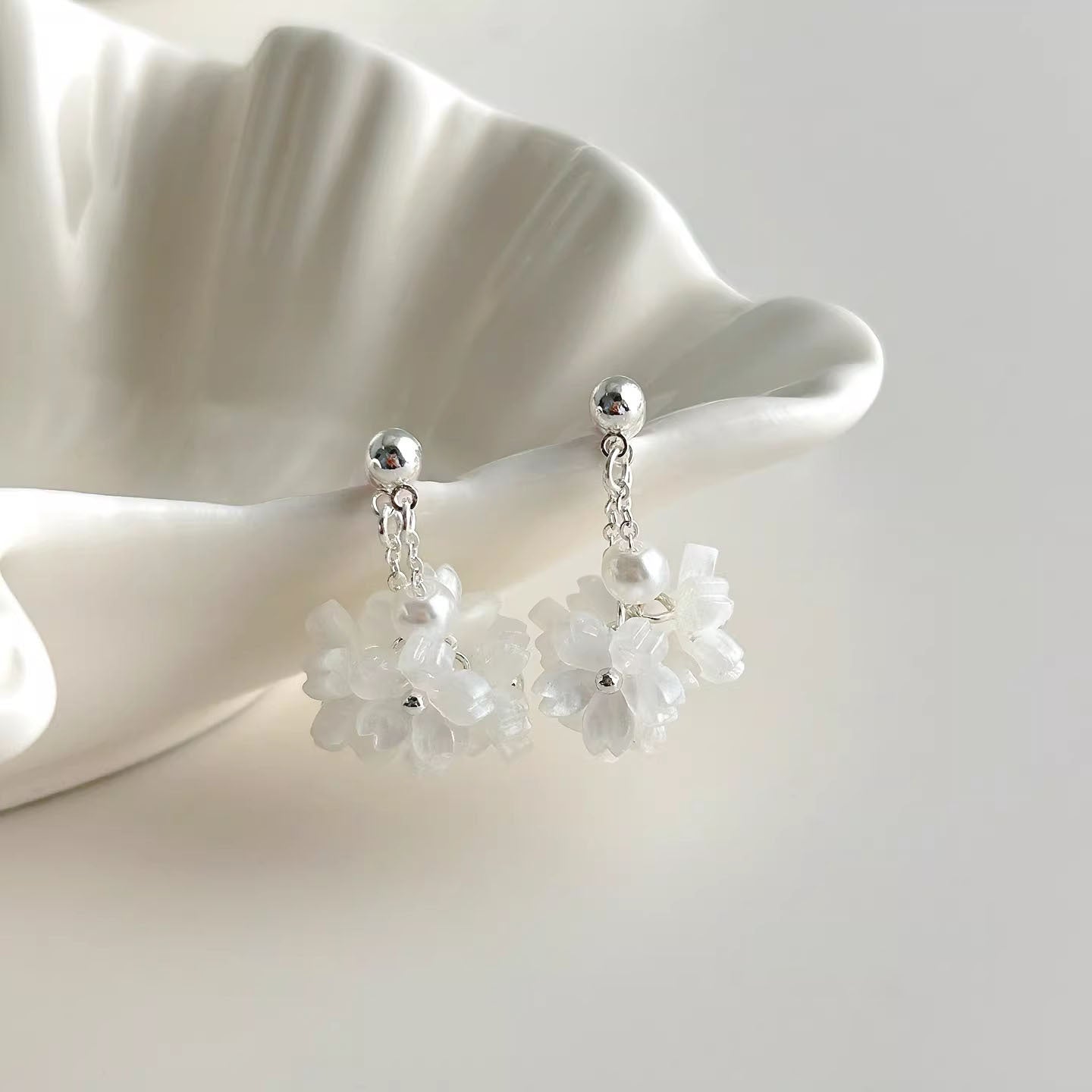 Fashion French Style Vintage Pearl Flower Light Luxury Minority Earrings