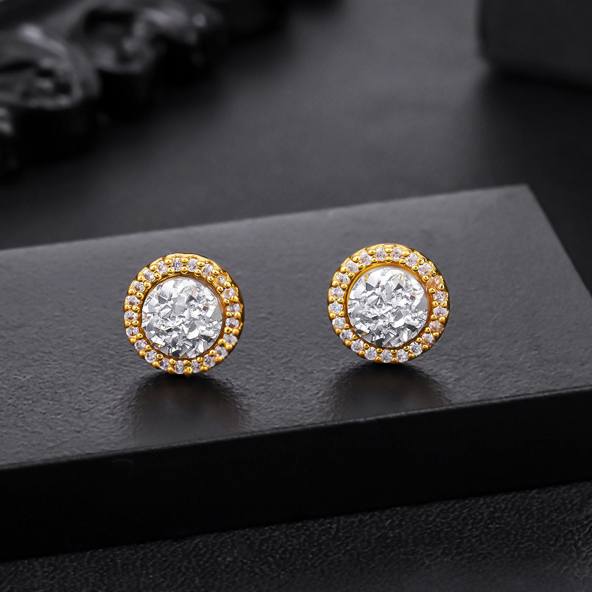 Women's & Men's Vug Bright Simple Fashion Fresh Light Luxury High Stud Earrings