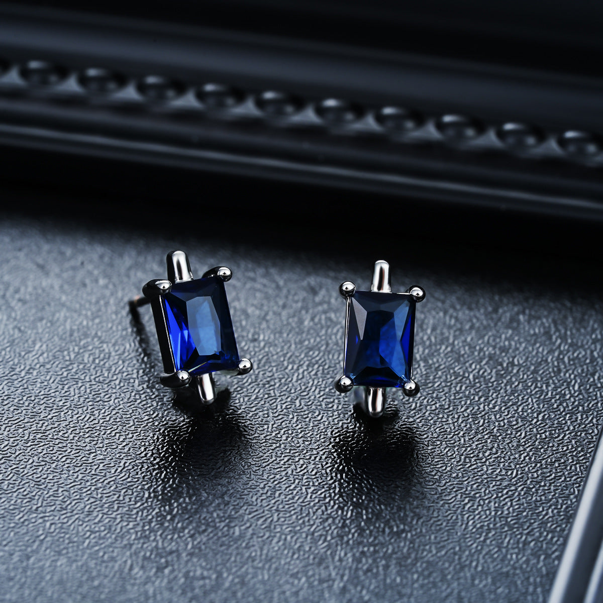 Women's & Men's Inlaid Zircon Fashion Trend Minority Light Luxury Stud Earrings