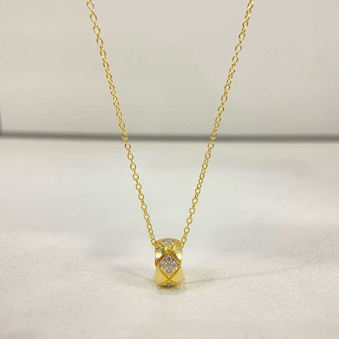 V Gold High Quality Classic Style Diamond Small Golden Necklace