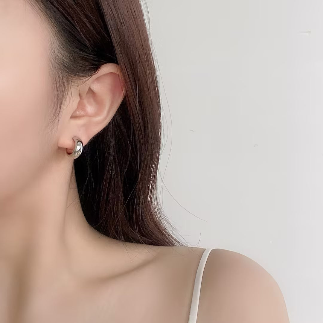 Women's Simple Glossy Shaped Sterling Sier Light Luxury Stud Earrings