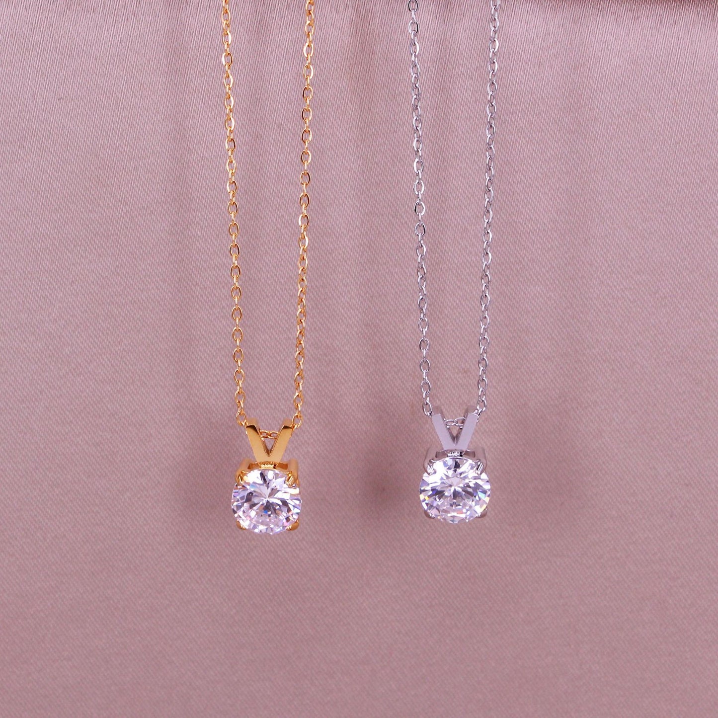 Entry Lux V Single Diamond Clavicle Chain Necklace