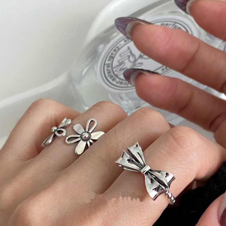 Women's Niche Retro Design Bow Fashion Dignified Hollow Rings