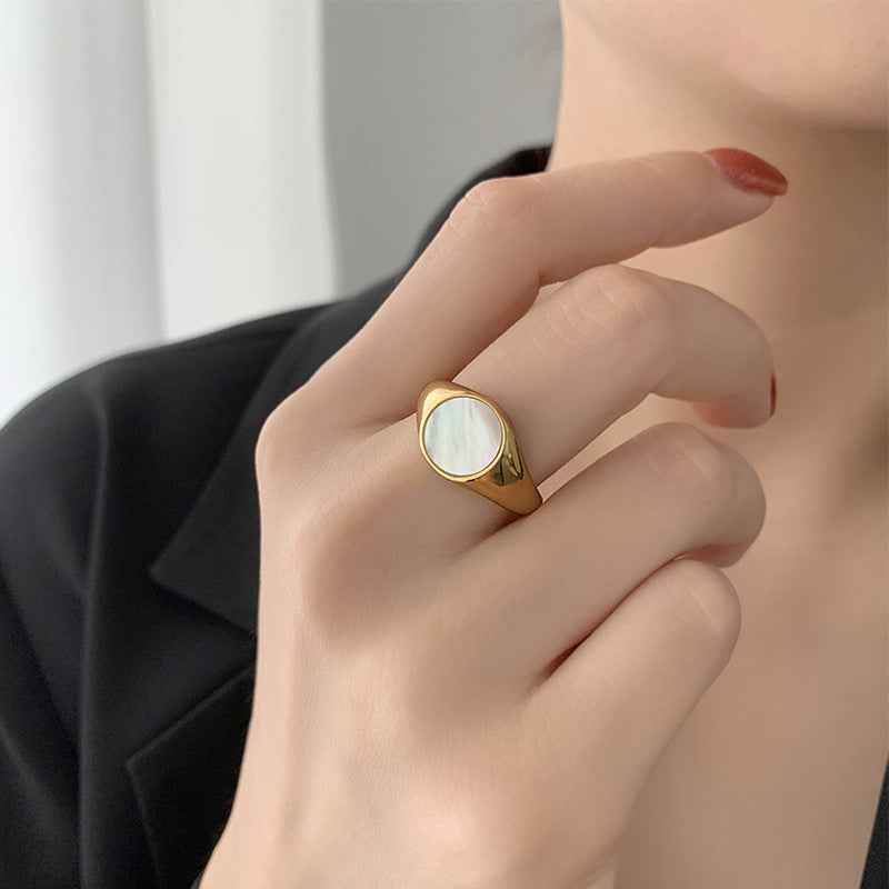 Women's Fashion Retro Elegant Round Fritillary Gold Plated Titanium Steel Shell Ring