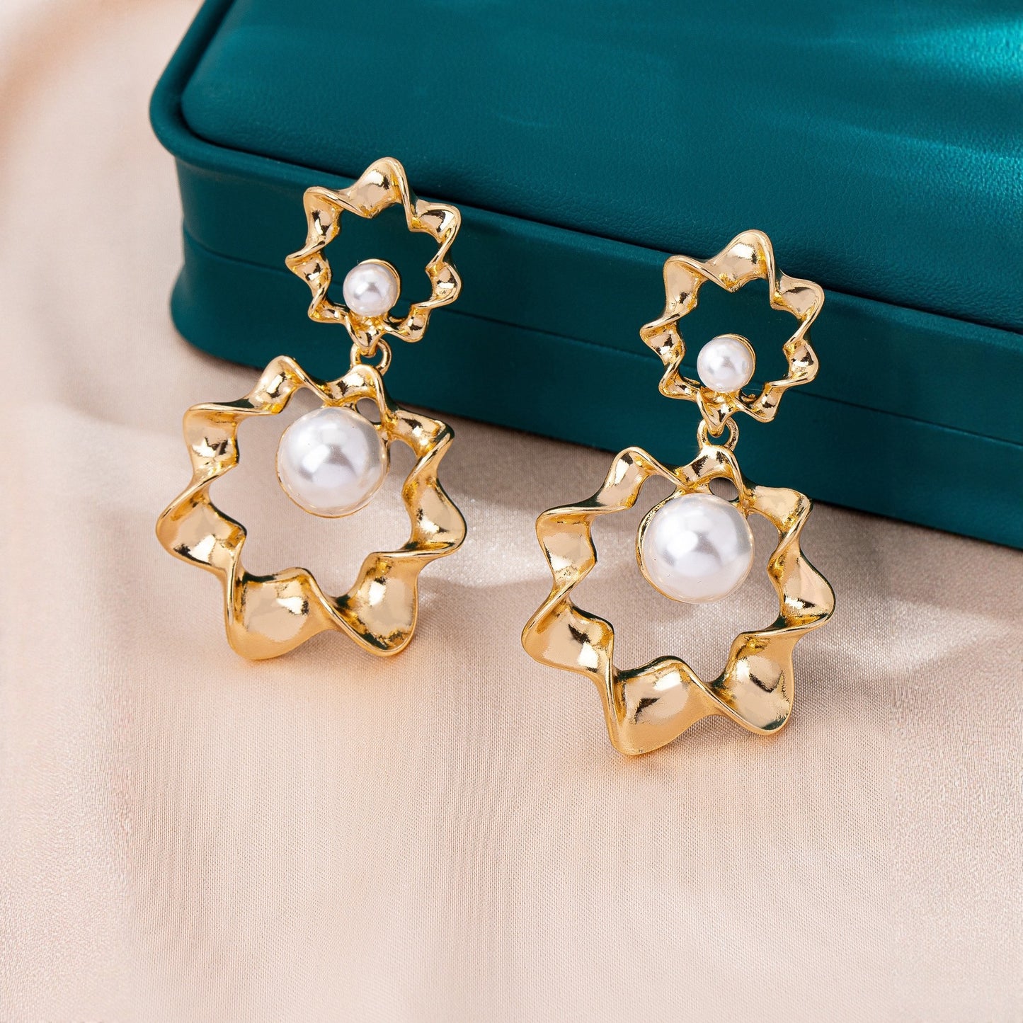Style Retro Pleated Metal Wave Pearl Affordable Luxury Fashion Temperament Earrings