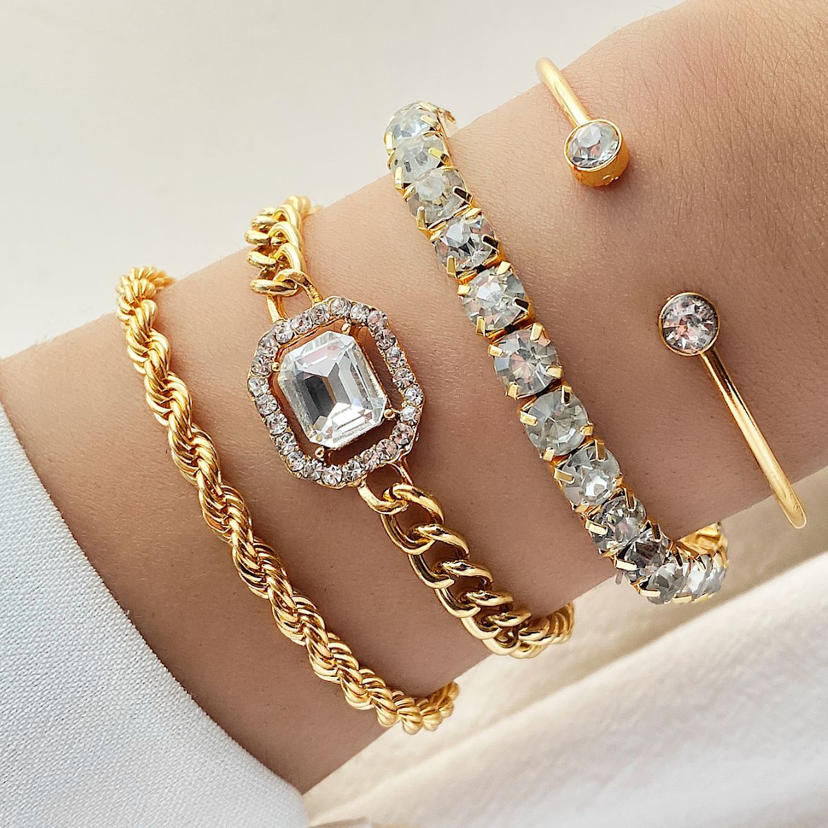 Pretty Women's Diamond Retro Light High-grade Bracelet