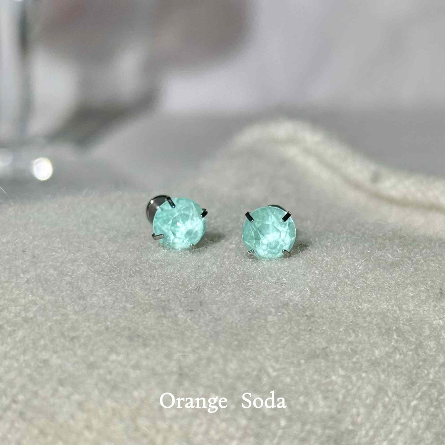 Mocha Diamond Lost Paradise Mint Bone Nail Titanium Alloy Internal Stud Earrings