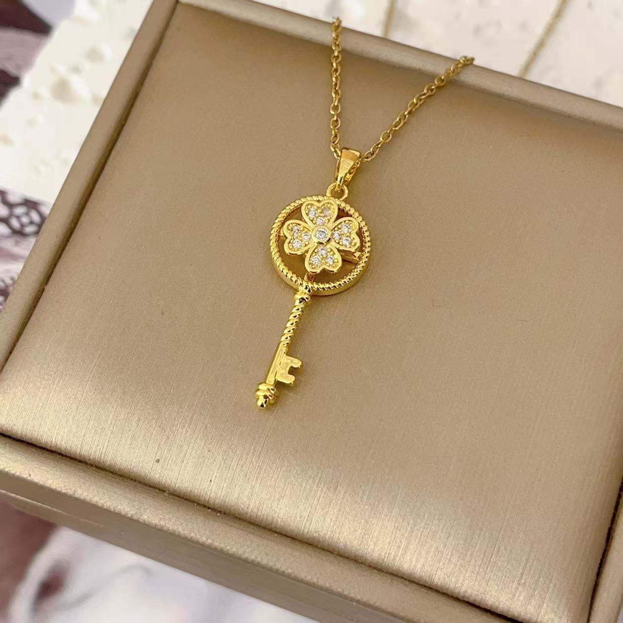 Women's Clover Key With Zirconium Design Clavicle Chain Necklaces