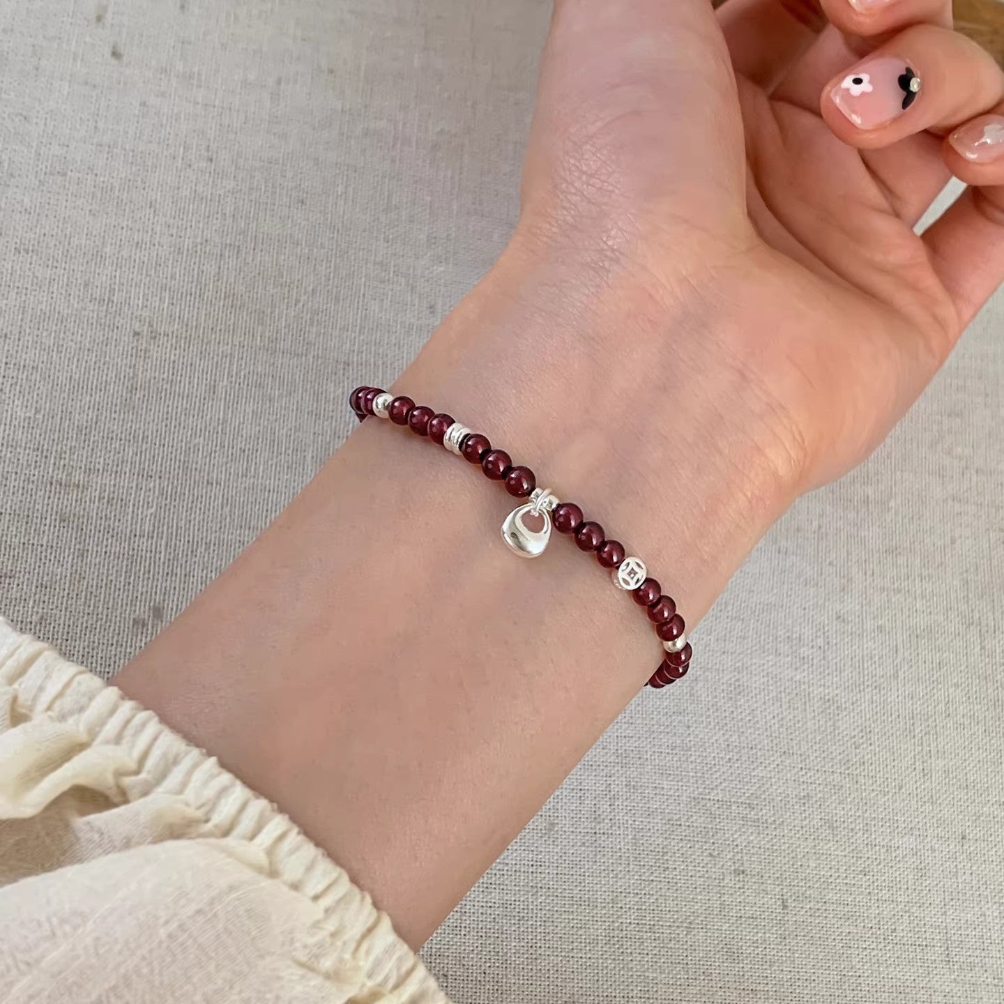 Women's Garnet Beaded Simple Niche Temperament Entry Lux Everyday Bracelet