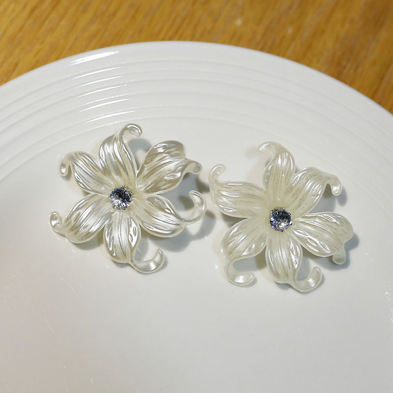 Exaggerated White Flower-de-luce Flower Female Acrylic Design Earrings