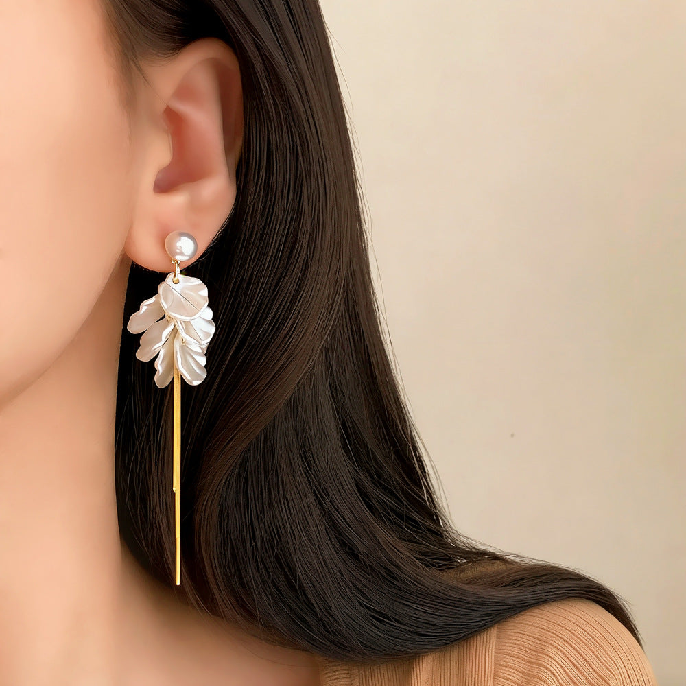 Women's High-grade Bright Pearl Petal Fringe Simple Graceful Fashionable Rings