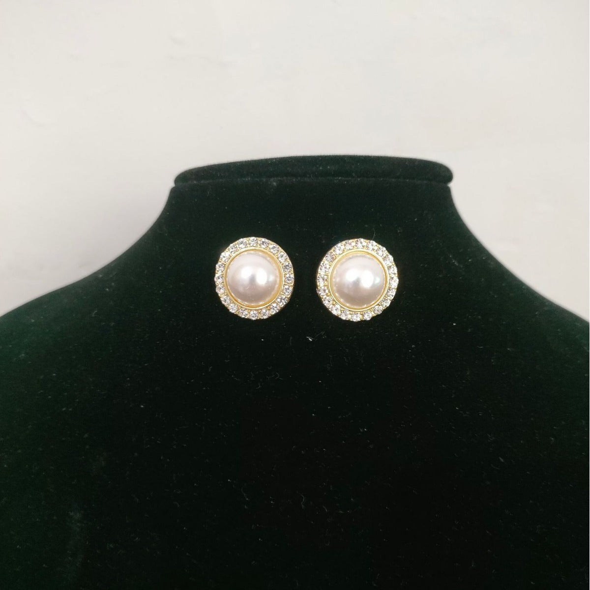 Women's Elegant Retro Pearl Temperament Wild French Style Short Clavicle Necklace