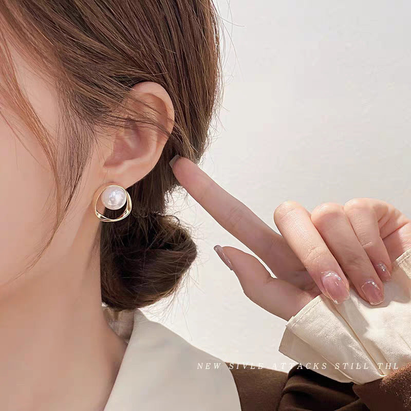 Charming Women's Bow Pearl Light Luxury Earrings