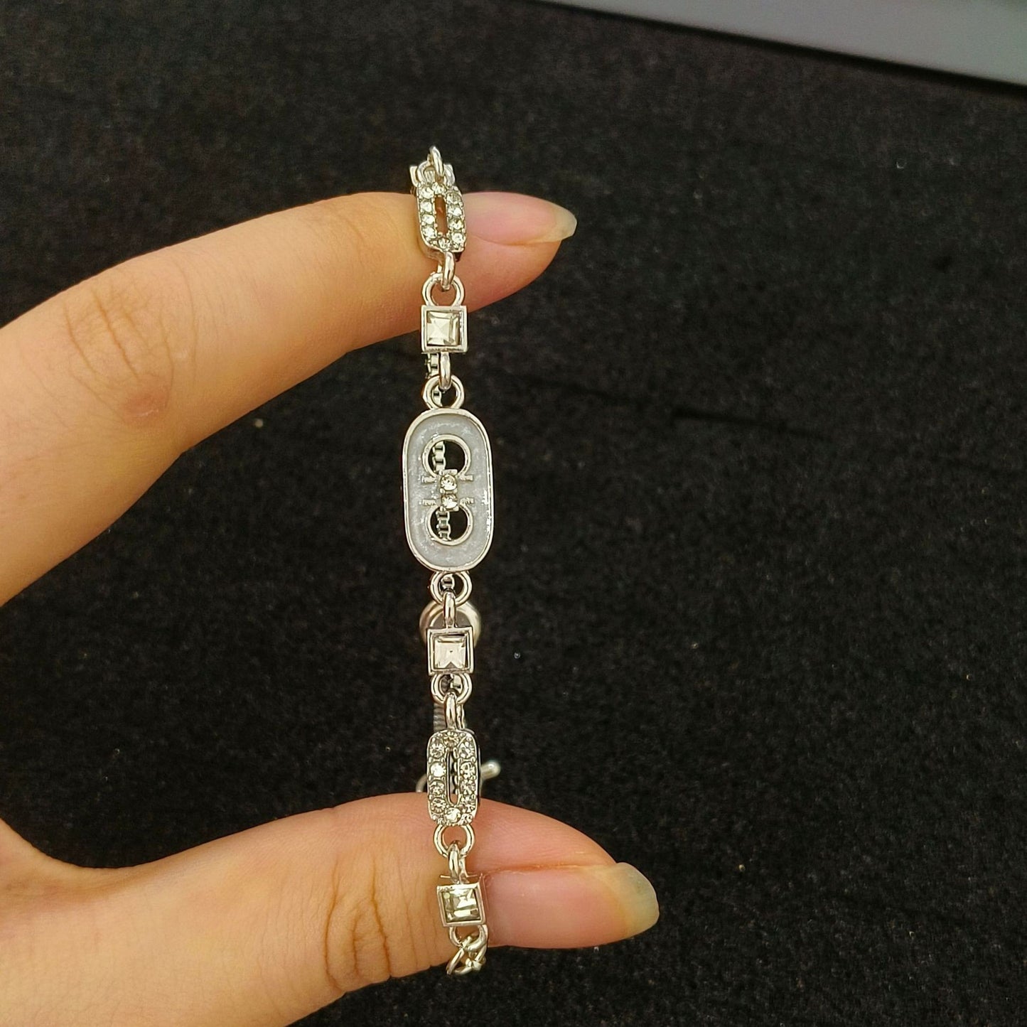 Beautiful Light Luxury High-grade Full Diamond Flash Trendy Temperamental Minority Bracelets