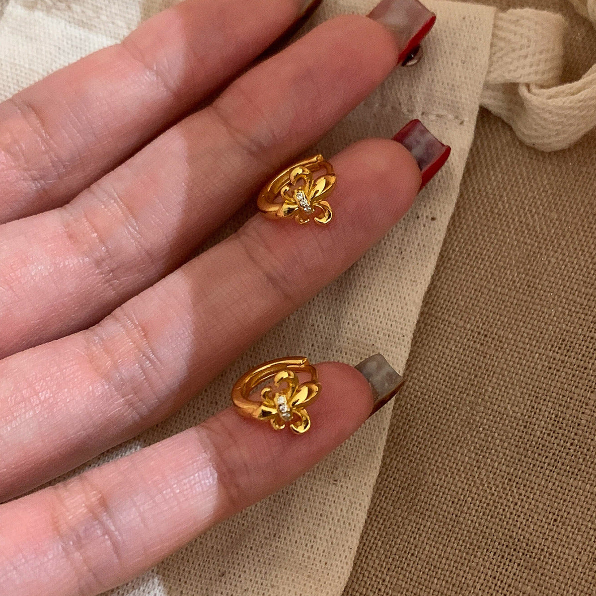 Golden Classical Rhinestone Flower-de-luce Ear Clip Light Luxury Antique Style Stud Earrings