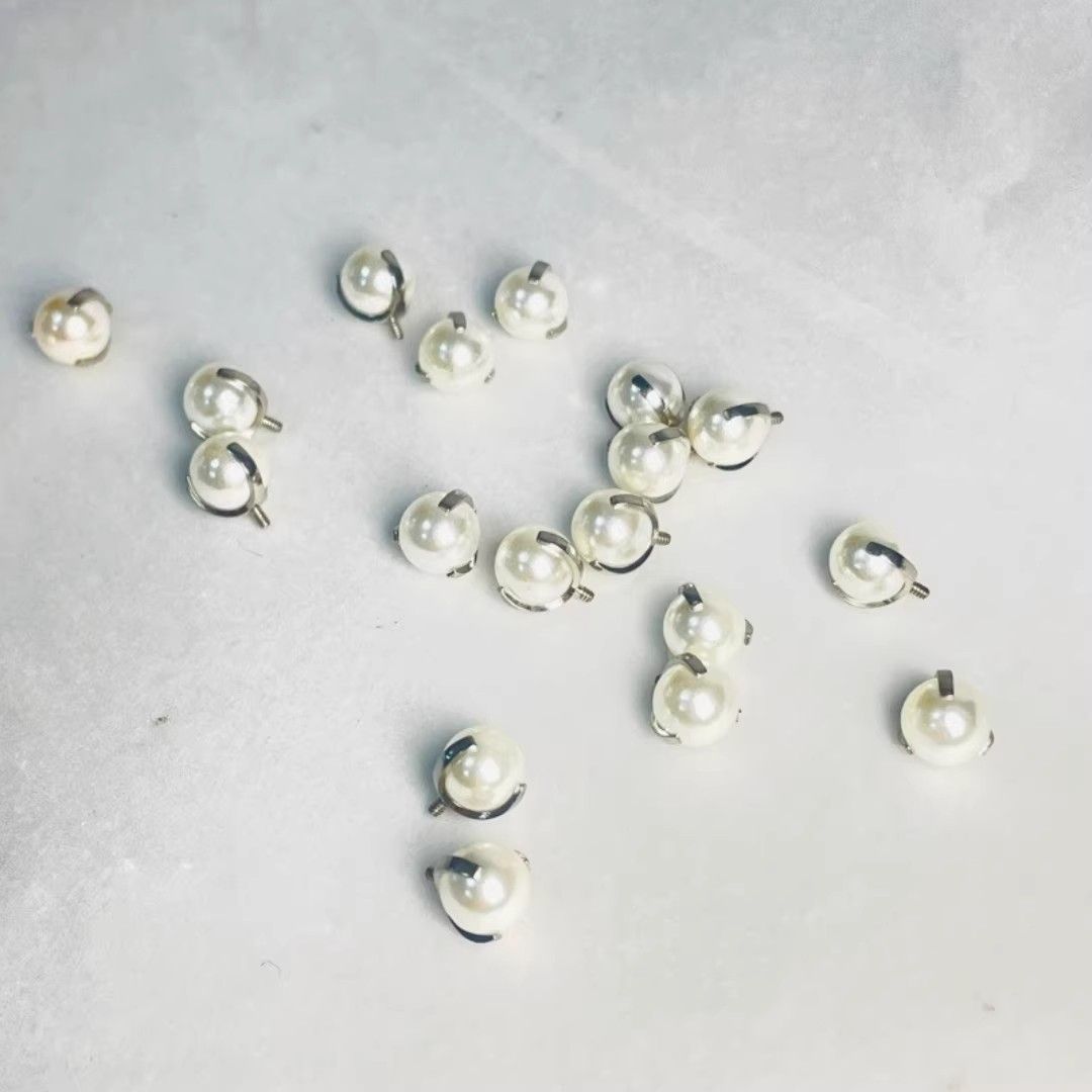 Women's Titanium Alloy Internal Thread Mouth Ear Stud Earrings