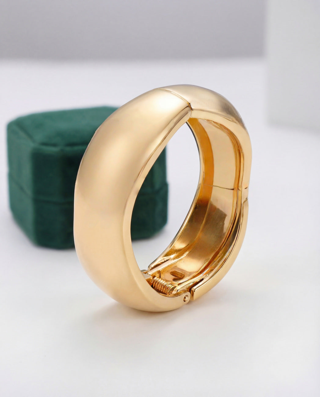 Women's Fashion Luxury Elegant Vacuum Plating Light Bracelet