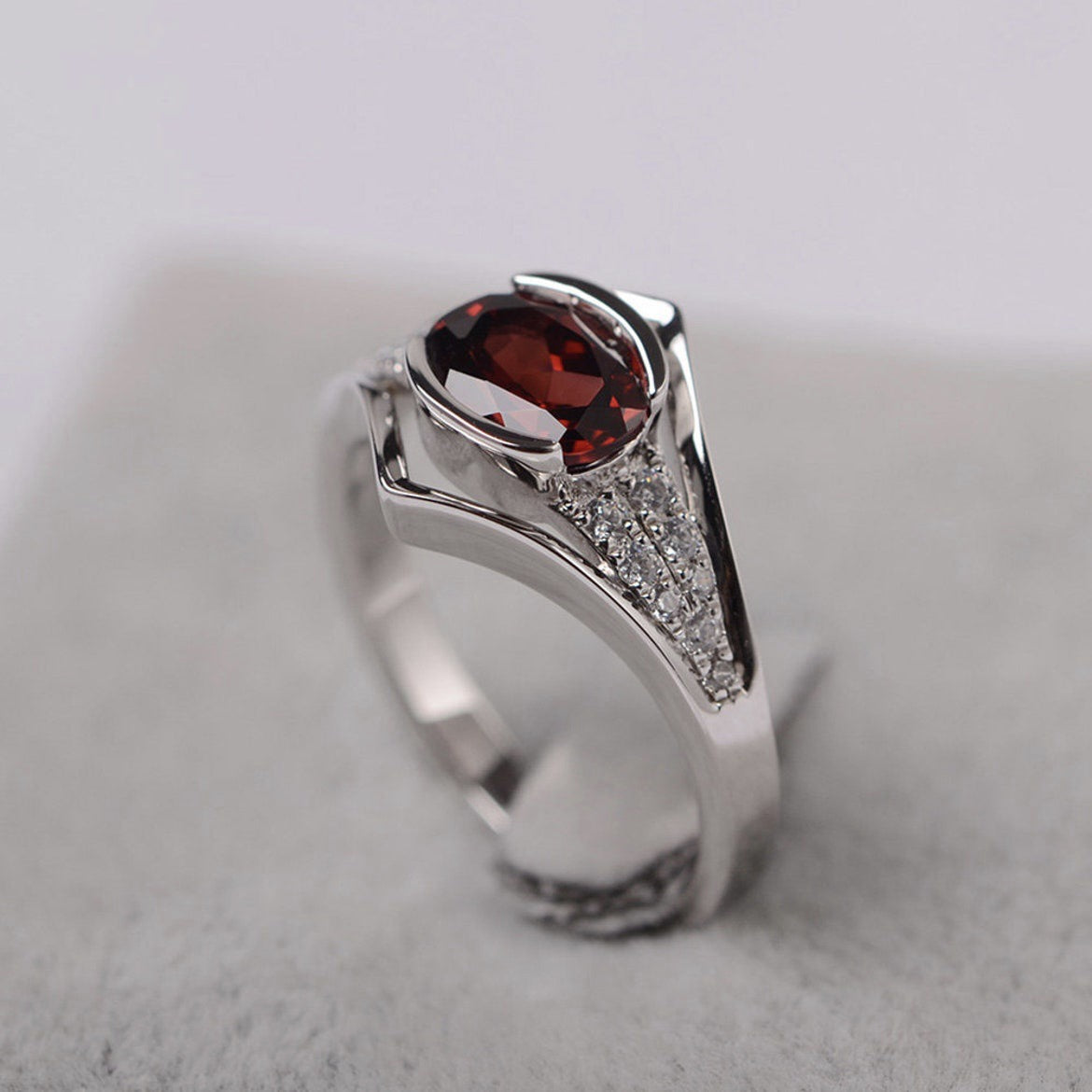 Women's Pomegranate Red Zircon Simple Fashion Hand Ring