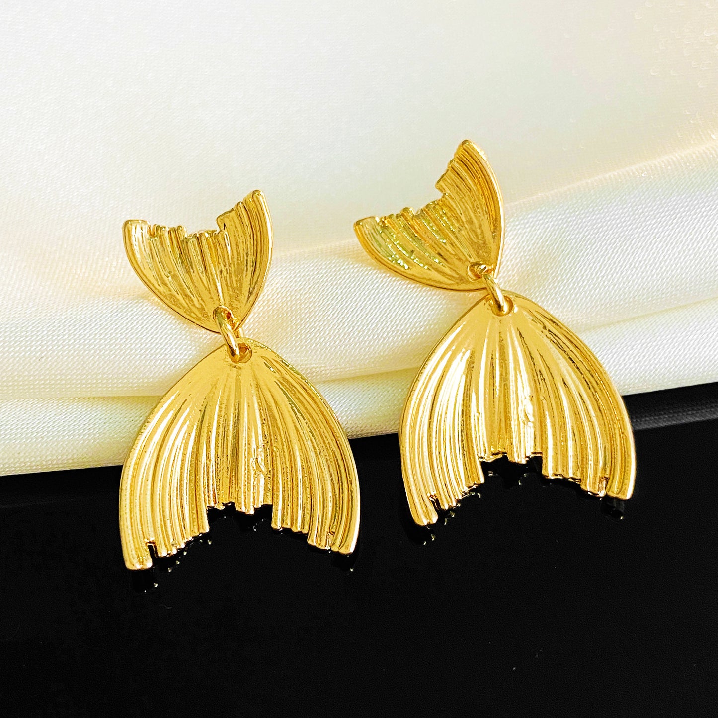 Women's Geometric Glossy Light Luxury High-grade Exaggerated Earrings