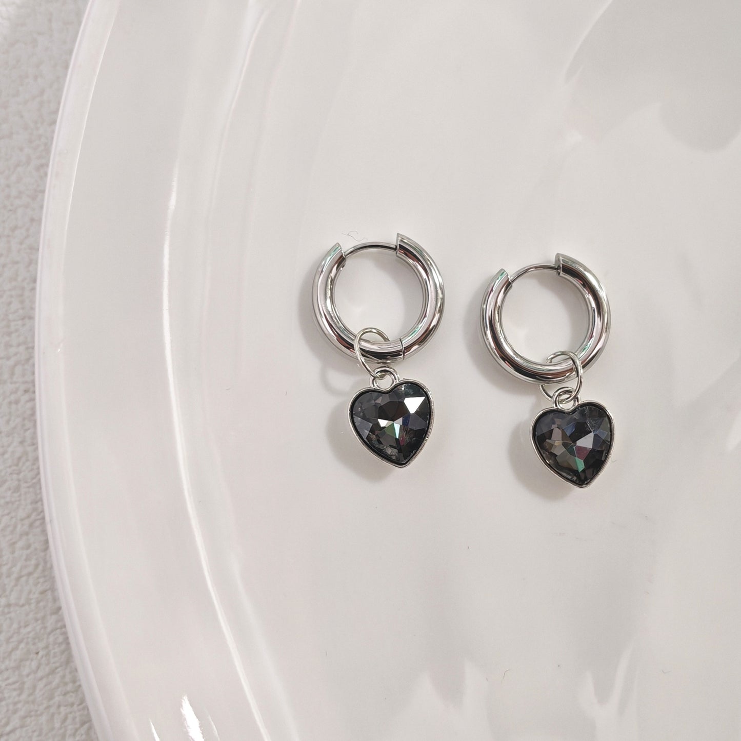 Women's Hot High-grade Gray Black Love Personality Affordable Luxury Earrings