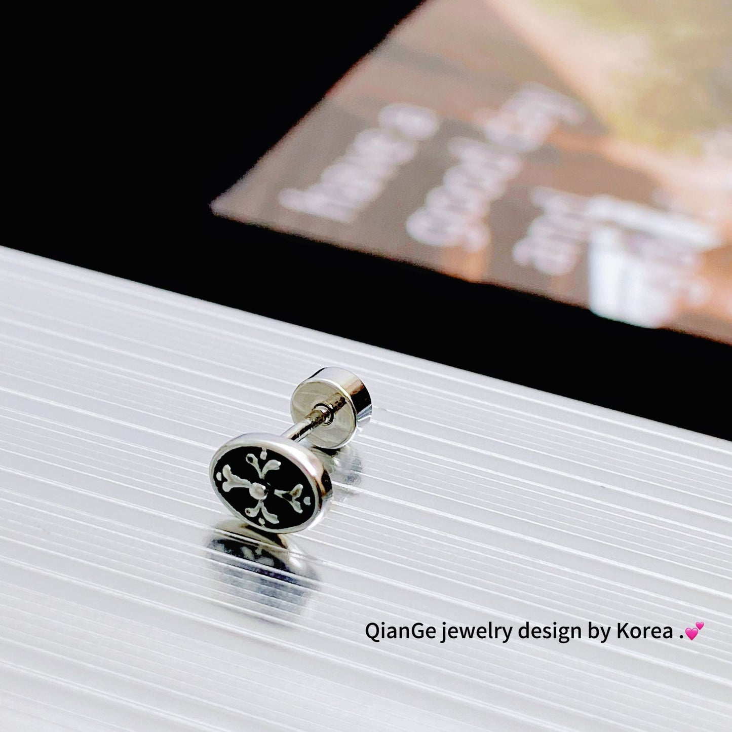 Unisex Style Personalized Hip Hop Pattern Single Ear Bone Screw Stud Earrings