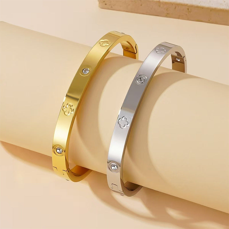 Women's & Men's Simple Personality Metal Plating Retro Fashion Clover Couple Bracelet