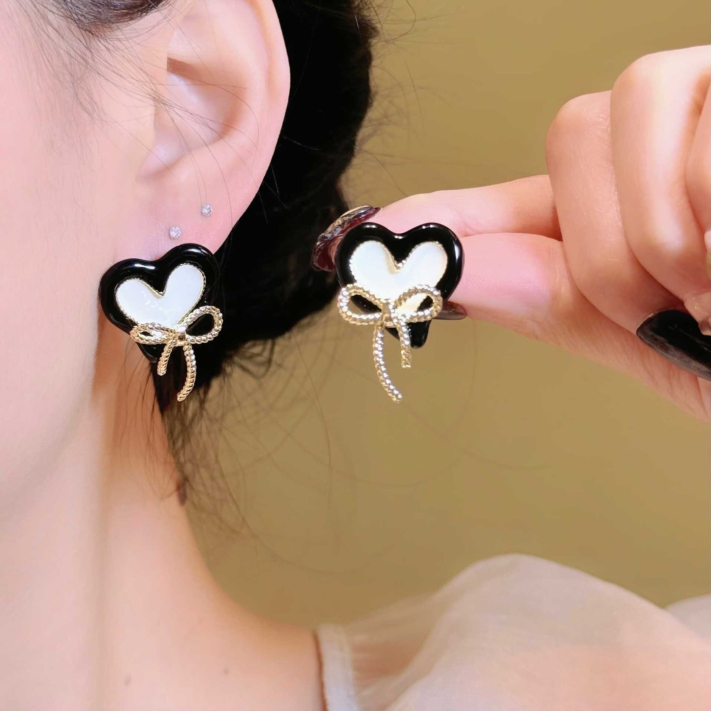 Warm Soft Wind Love Dripping Oil Bow Sier Needle Earrings