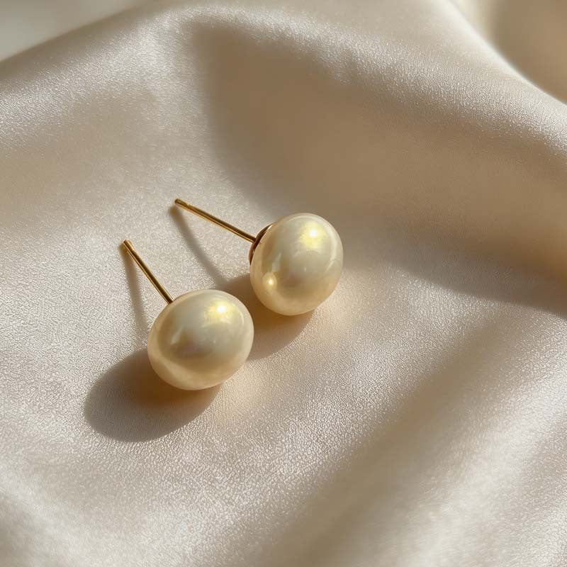 Women's Retro Elegant Champagne Flat Round Steamed Bread Pearl High-grade Niche Stud Earrings
