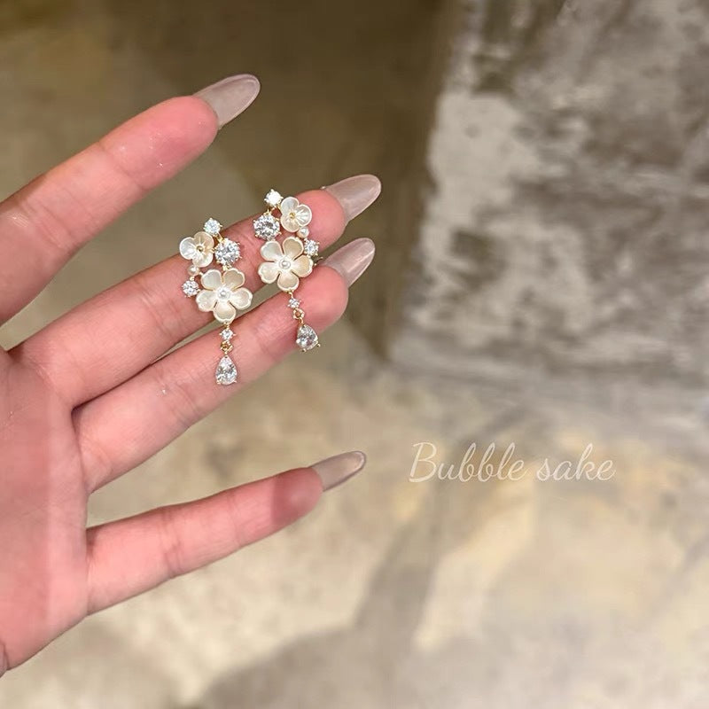 Charming Women's Bow Pearl Light Luxury Earrings