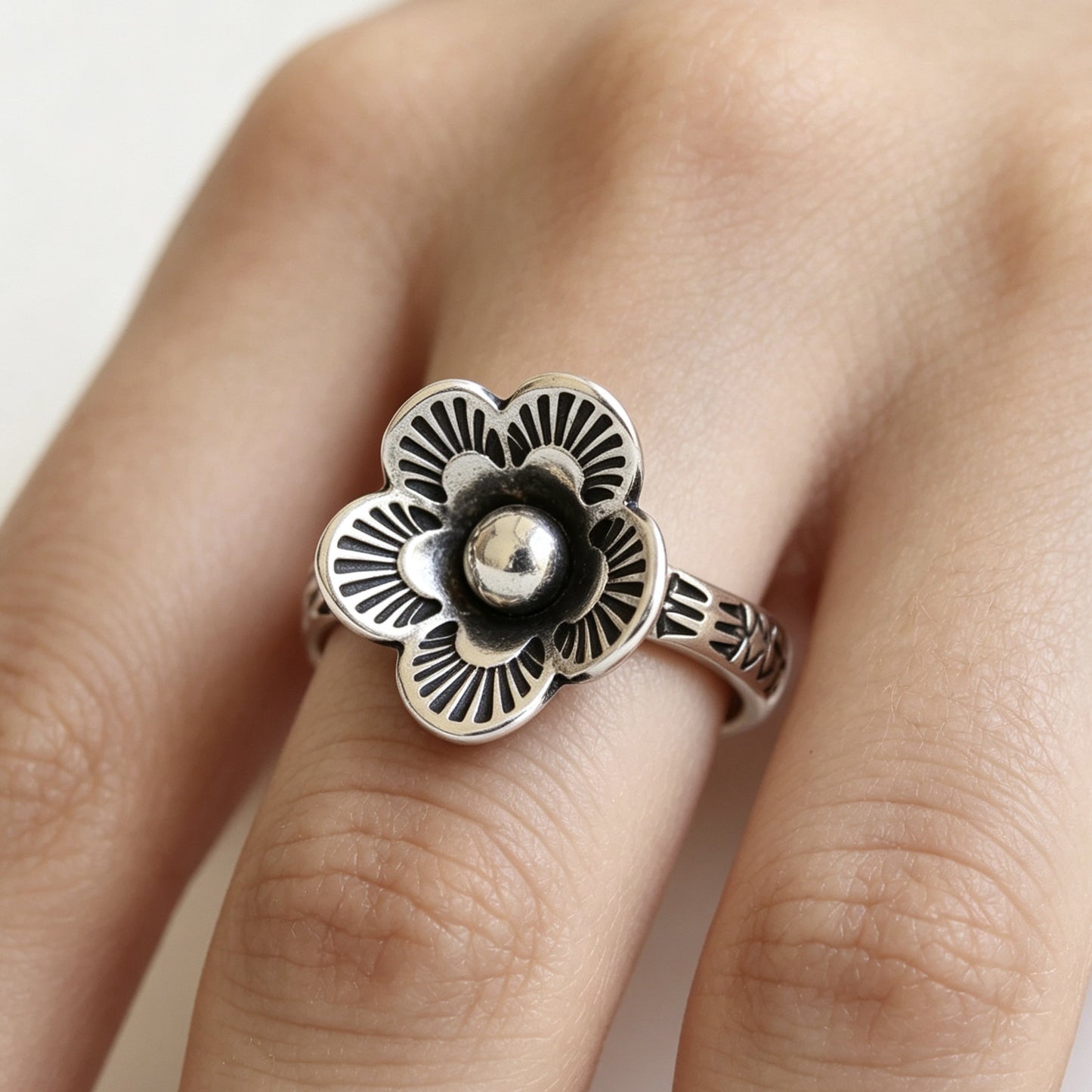 Women's Retro Simple Flower Shape Distressed Versatile Ring