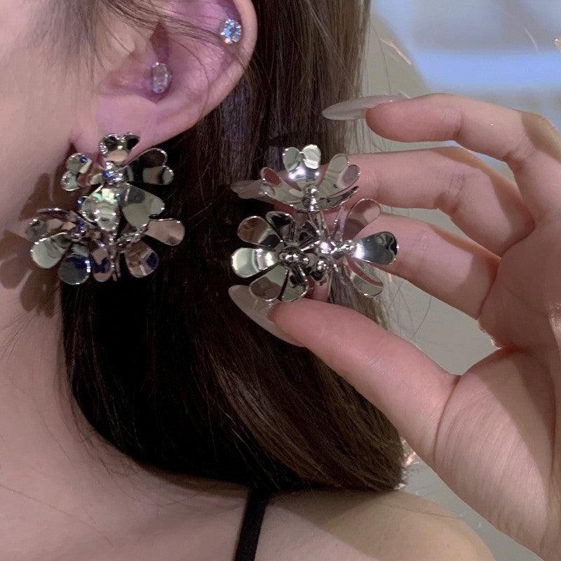 Sier Needle Metallic Hollow Flower Fishtail Pearl High-key Dignified Earrings