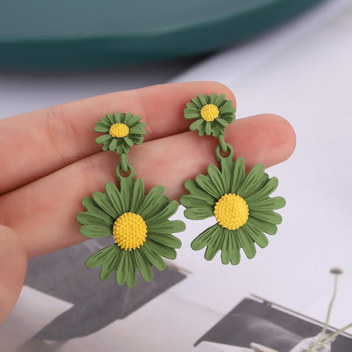 Women's Small Daisy Mori Sweet Chrysanthemum Flower Earrings