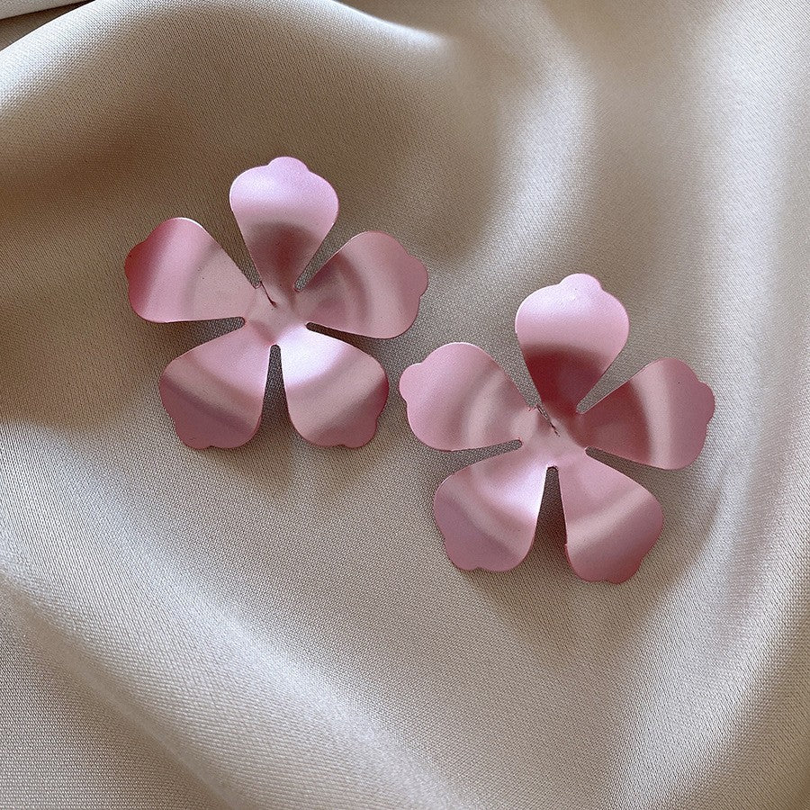 Sier Needle Metallic Hollow Flower Fishtail Pearl High-key Dignified Earrings