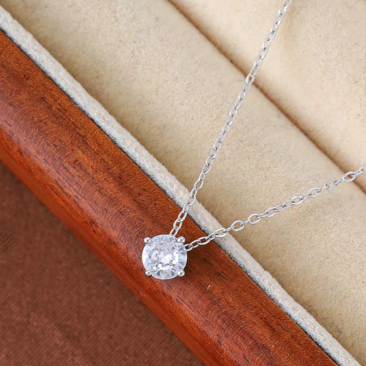 Women's Single Small Zircon Clavicle Chain Neck Minimalist Style Necklace
