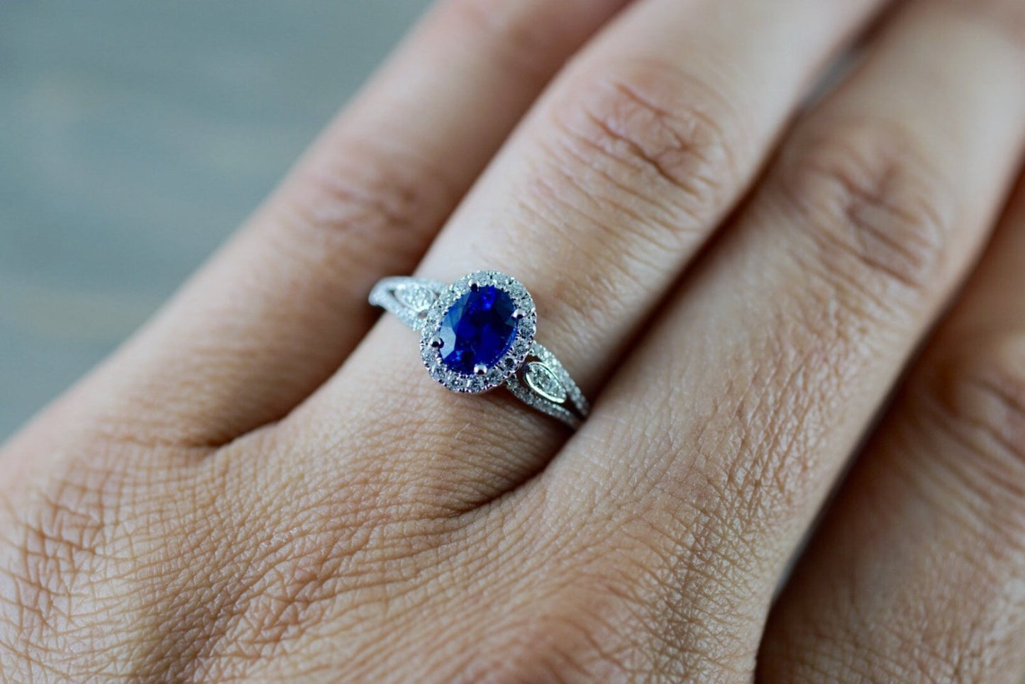 Women's Plaid Inlaid Sapphire Fashionable Exquisite Ring