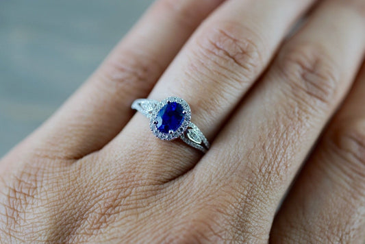 Women's Plaid Inlaid Sapphire Fashionable Exquisite Ring