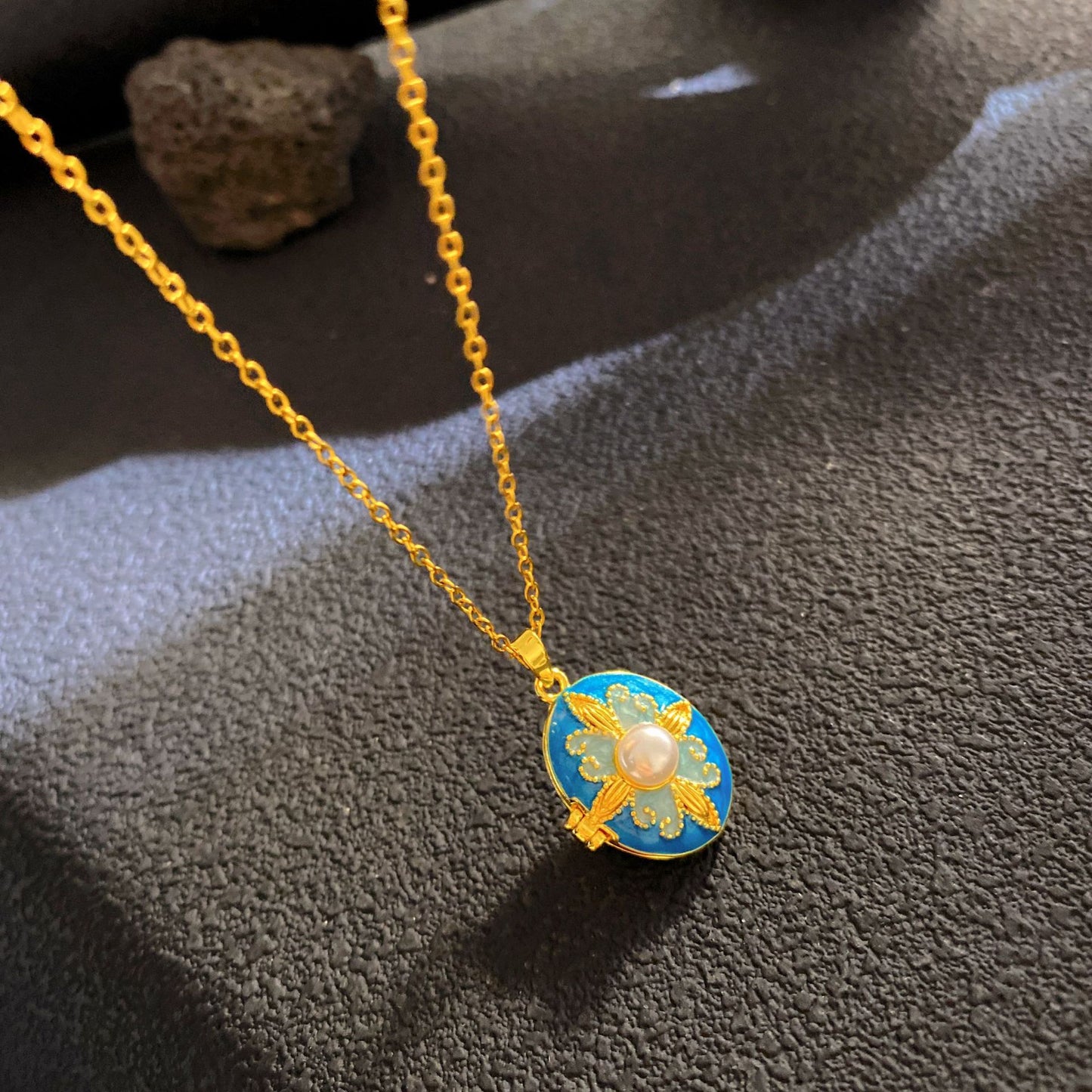 Women's Drip Glazed Box Fashion Shell Pearls Light Luxury Clavicle Pendants