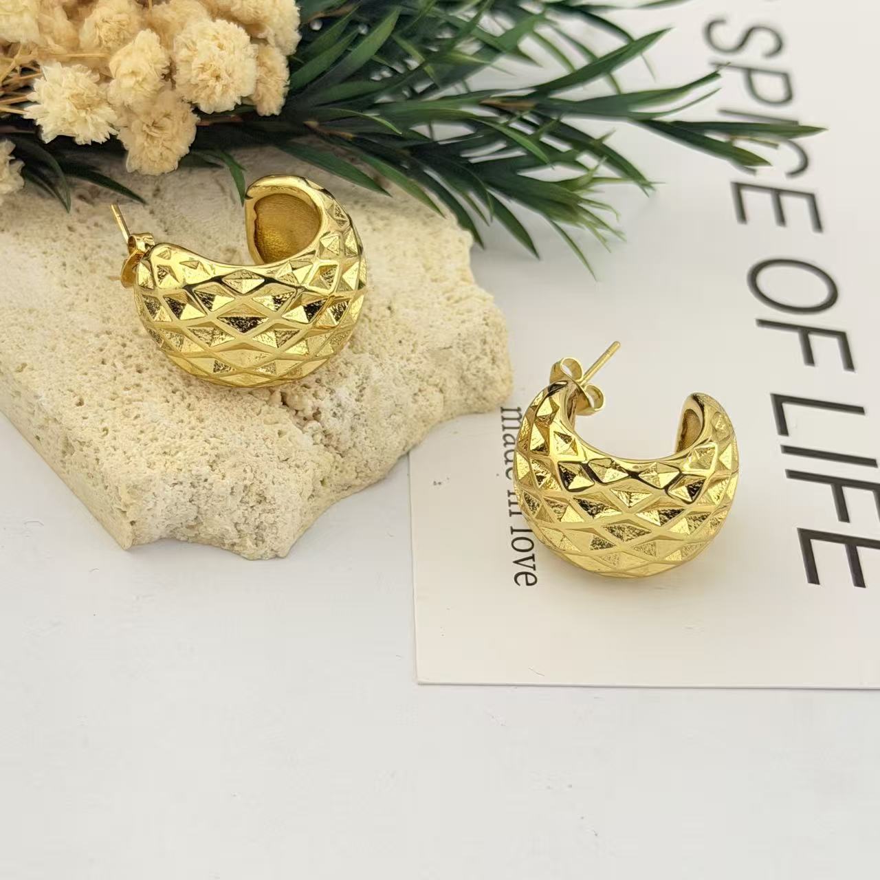 Twist Pleated Design Shaped Fashion Commuter Style Simple Versatile Elegant Earrings